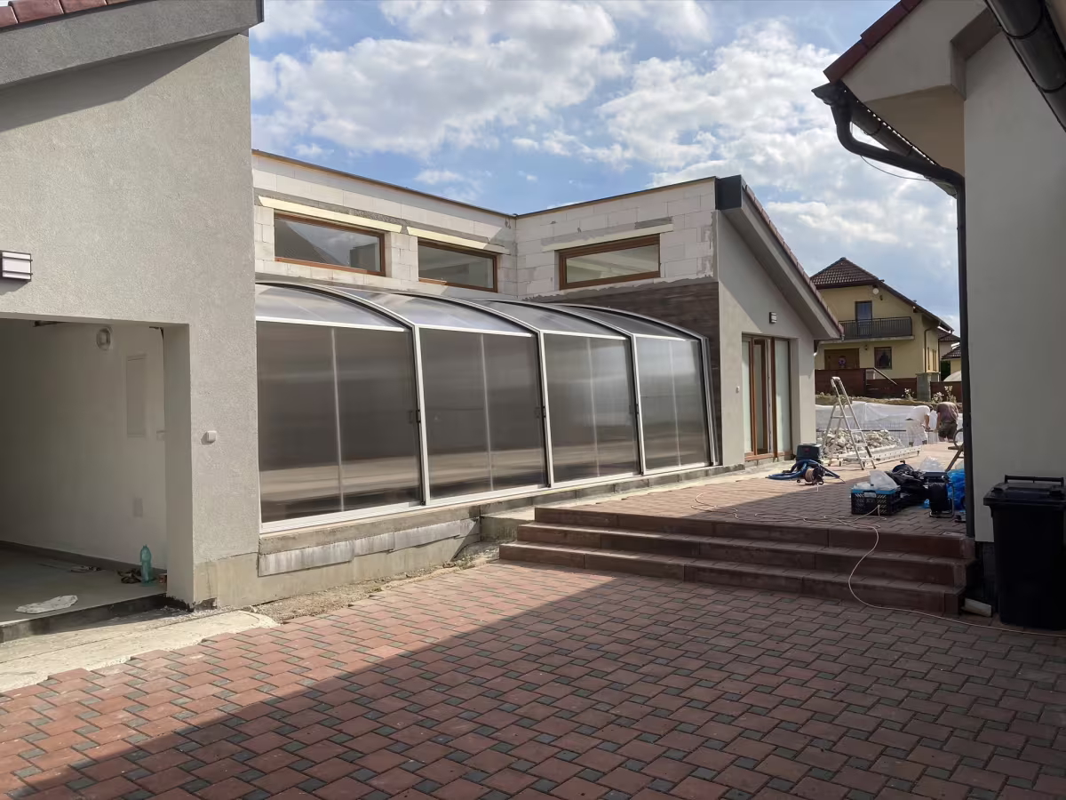 Atypické zastřešení bazénu - www.bazeny-pulda.cz
