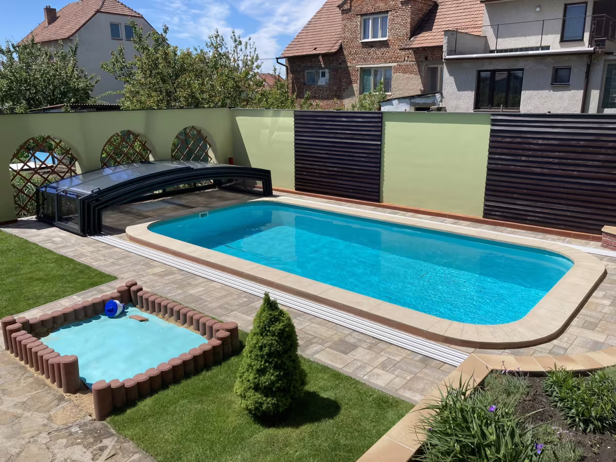 Nízké zastřešení bazénu s 2 šikminami - www.bazeny-pulda.cz